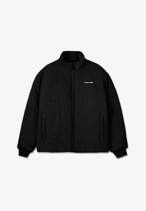 Giacca a vento nera con colletto alto, caratterizzata da una texture a coste, chiusura frontale con zip e due tasche laterali. Logo "PEGAADOR" sul petto.