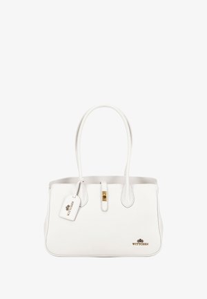 Witte leren handtas met twee handvatten, gouden hardware en een bagagelabel. Glad oppervlak met subtiele nerf en logo-accent aan de voorkant.