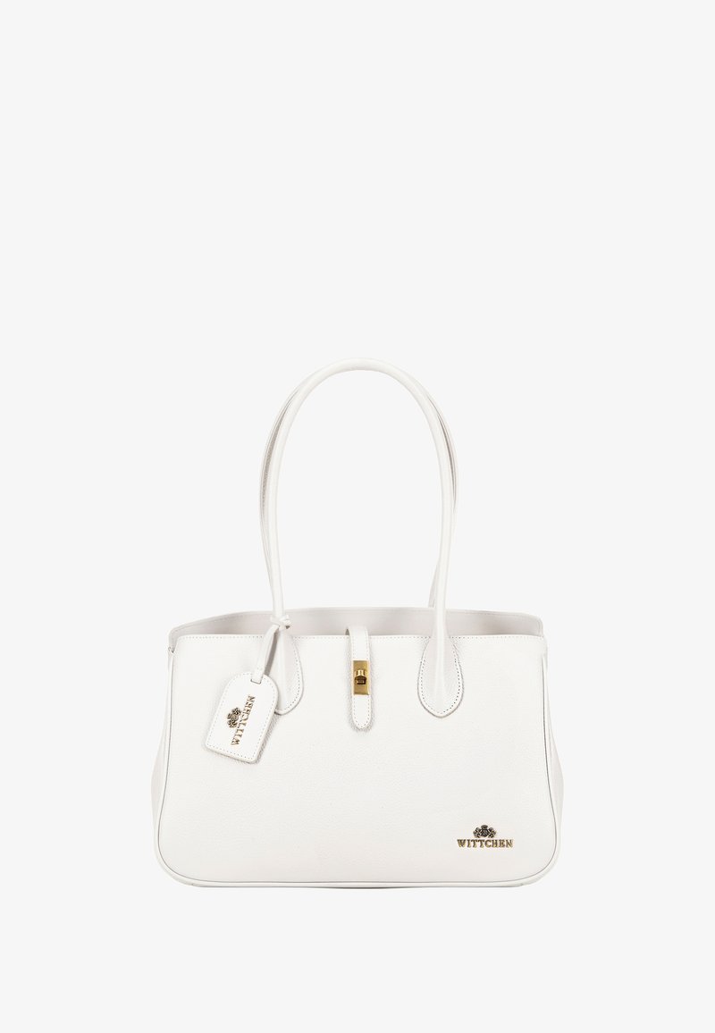 Witte leren handtas met twee handvatten, gouden hardware en een bagagelabel. Glad oppervlak met subtiele nerf en logo-accent aan de voorkant.