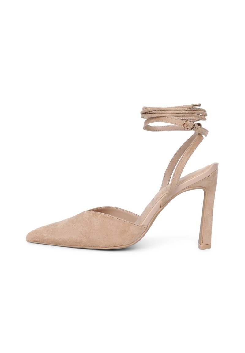 Scarpa beige con punta affusolata e tacco alto in texture scamosciata, con cinturini alla caviglia e tacco sottile e trasparente. Presenta un retro aperto e una fibbia regolabile.