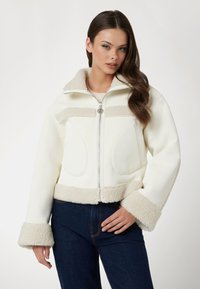 Guess Talvitakki - weiß