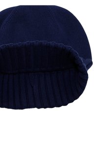 Gorro de punto azul marino con puño acanalado. Presenta una parte superior lisa y una textura suave, adecuado para usar en climas fríos.