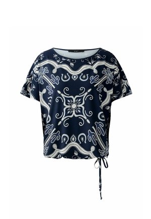 Dunkelblaues Kurzarmoberteil mit weißem, aufwendigem Paisleymuster und Kordelzugdetails am Saum. Glatter Stoff mit lockerer Passform.