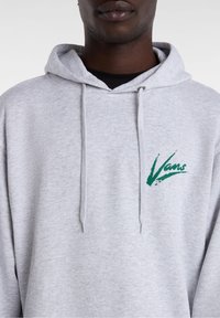 Sudadera gris hecha de tela suave; cuenta con un logo verde de Vans en el pecho, capucha con cordones y bolsillo tipo canguro.