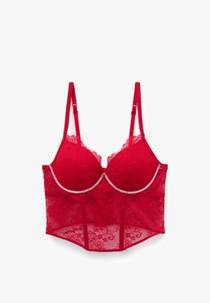 Soutien-gorge en dentelle rouge avec armatures, motif détaillé en dentelle, bretelles réglables et bordure décorative en strass le long du décolleté.