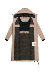 Cappotto imbottito beige con cappuccio, caratterizzato da una fodera nera e dettagli con logo, zipper e polsini regolabili. L'interno ha scomparti per le tasche.