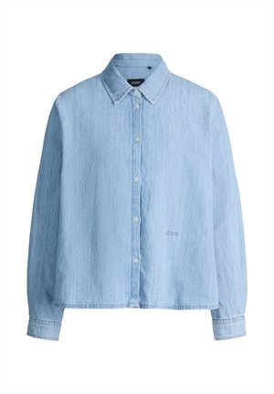 Jasnoniebieska koszula z denimu z długim rękawem, zapięciem na guziki z przodu, klasycznym kołnierzem oraz subtelnym logo "JOOP!" w pobliżu dolnego brzegu.