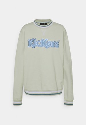 Lichtgroene longsleeve trui met blauw "Kickers" logo op de voorkant en geribbelde manchetten en zoom met strepen in wit en groen.
