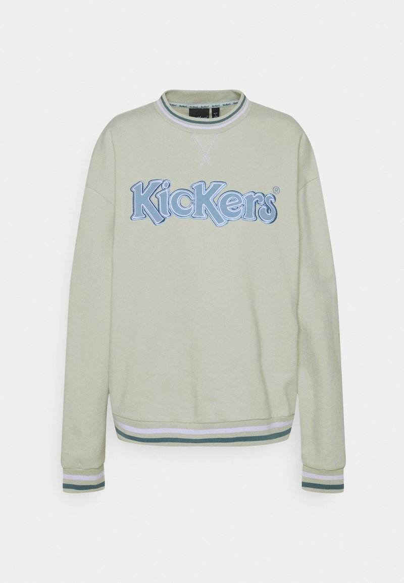 Sweat-shirt à manches longues vert clair avec logo "Kickers" bleu sur le devant et poignets côtelés rayés blancs et verts, ainsi que bas côtelé assorti.
