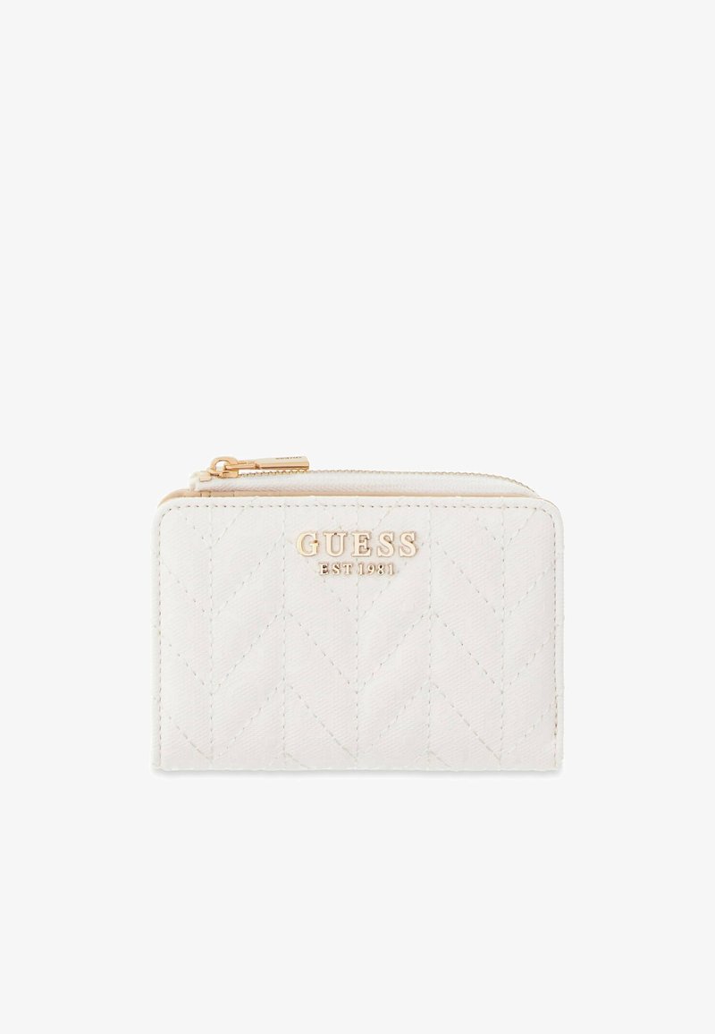 Portefeuille matelassé blanc avec fermeture éclair dorée et logo GUESS doré embossé avec "EST 1981" à l'avant.