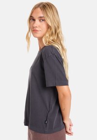 Kulkulgrå kortærmet T-shirt med rund halsudskæring, afslappet pasform og sideslidsdetalje. Fremstillet af blødt bomuldsstof.