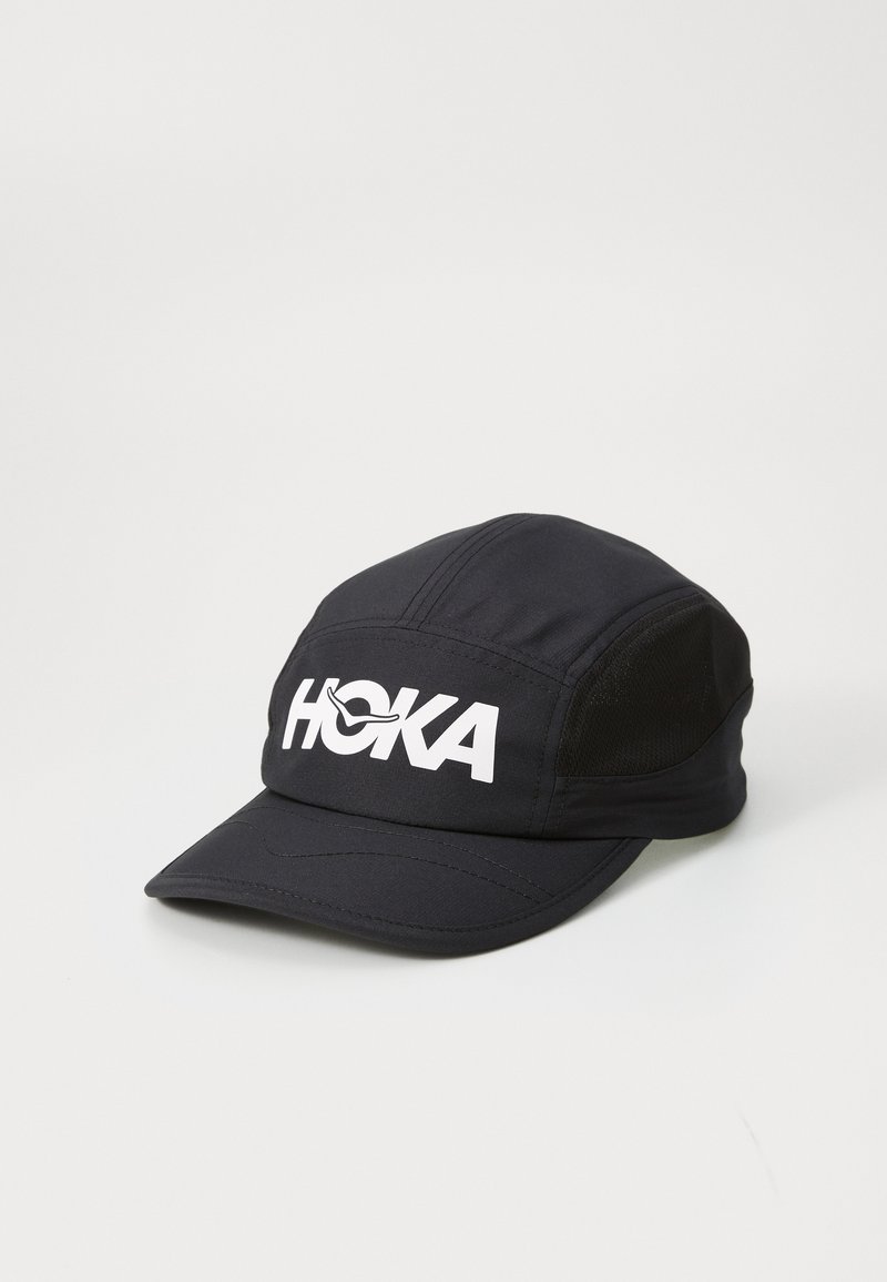 Svart løpetekaps av lett stoff, med et pustende mesh-panel og en fremtredende hvit "HOKA"-logo på forsiden.