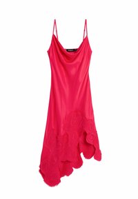 Vestido de satén rojo con tirantes finos, escote drapeado y dobladillo con bordes en forma de ondas que presenta patrones florales bordados. Textura suave en general.
