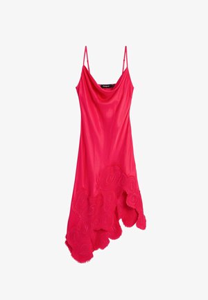 Červené saténové šaty s tenkými ramienkami, drapovaným výstrihom a okrajom so zvlneným lemom zdobeným vyšitými kvetinovými vzormi. Celkovo hladká textúra.