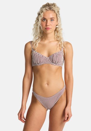 Rot-weiß kariertes Bikini-Set mit einem Bralette-Oberteil und Hüftslip. Verfügt über verstellbare Träger und ein figurbetontes Design, gefertigt aus glattem Stoff.