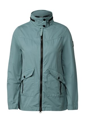 Veste bleu clair, résistante à l'eau, avec un col haut, une fermeture éclair noire, deux poches avant et des fermetures à pression. Texture lisse et design minimaliste.