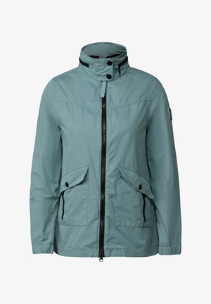 Ljusblå, vattentålig jacka med hög krage, svart dragkedja, två framfickor och tryckknappar. Slät textur och minimalistisk design.