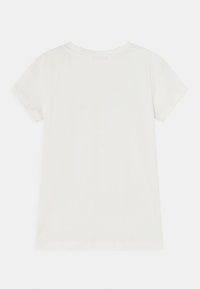 T-shirt branca de manga curta feita de algodão suave, com um decote arredondado e linhas limpas e simples, sem padrões ou detalhes visíveis.