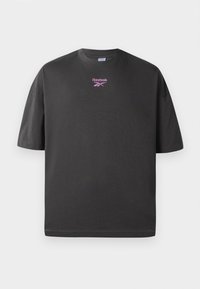 Camiseta de algodón negra con mangas cortas, que presenta un pequeño logo rosa de Reebok en el frente. Diseño de cuello redondo estándar.