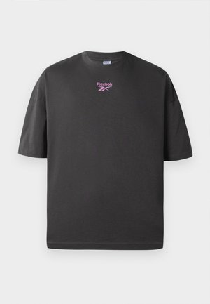Mustat puuvillapaidat lyhyillä hihoilla, joissa on pieni vaaleanpunainen Reebok-logo edessä. Tavanomainen pyöreä kaula-aukko.