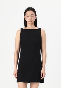 Schwarzes ärmelloses Kleid mit quadratischem Ausschnitt, figurbetontem Schnitt und nahtlosem Design. Hergestellt aus glatter Stoff ohne sichtbare Verzierungen.