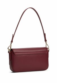 Burgunderrote Leder-Schultertasche mit strukturiertem rechteckigem Design, goldfarbenen Beschlägen und einem einstellbaren Trageriemen. Glatte Oberfläche.