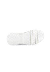 Witte rubberen zool van een schoen met een geometrisch loopvlakpatroon, vlak ontwerp en een klein logo. Beschikt over horizontale groeven voor extra grip.