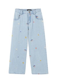 Jeans large en denim bleu clair avec des arcs-en-ciel colorés brodés, des soleils, des cerises et des oiseaux, dotés de poches avant et de passants de ceinture.
