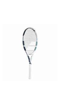 Raqueta de tenis con un marco blanco y acentos en negro y verde azulado, un agarre texturizado y un patrón de cuerdas en forma de cuadrícula en la cabeza.