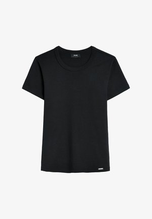 Czarna koszulka krótki rękaw wykonana z miękkiej bawełny, z okrągłym dekoltem i małą metką marki przy dolnym brzegu. Prosty design i bezszwowe ramiona.