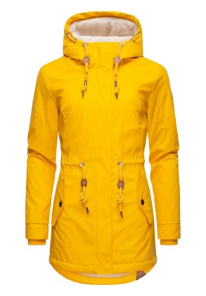 Geel waterdichte jas met een fleece-gevoerde capuchon, trekkoorden, twee voorzakken en elastische manchetten. Gladde textuur en mid-lengte ontwerp.