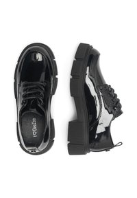 Lśniące czarne buty na grubej podeszwie sznurowane dla dorosłych, przedstawione z widoku z góry i z boku na białym tle.