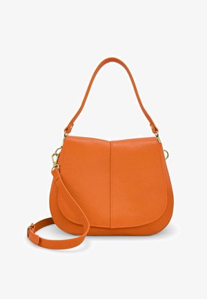Sac à main en cuir texturé orange avec poignée supérieure et bandoulière amovible, bords arrondis et design simple et structuré.