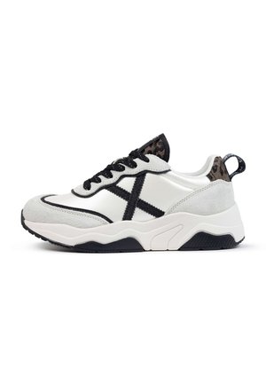 Trainers - white