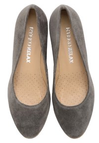 Szare zamszowe baletki z okrągłym noskiem i perforowaną wkładką. Logo "RYLKO RELAX" wytłoczone na srebrno po wewnętrznej stronie.