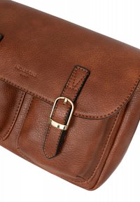 Borsa rettangolare in pelle marrone con finitura texturizzata. Presenta una chiusura a patta, dettaglio in fibbia dorata e cuciture nere a contrasto.