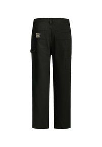 Schwarze Cargo-Hose mit normaler Passform, ausgestattet mit mehreren Taschen, einem Patch-Detail auf der Rückseite und einem strapazierfähigen Stoff. 