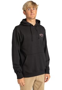 Sudadera negra con un bolsillo canguro, cordón ajustable y logotipo bordado en el pecho. Confeccionada en tela suave, cuenta con puños y dobladillo acanalados.