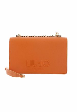 Sac à main en cuir orange Liu Jo Milano avec une bandoulière chaîne dorée et un logo de marque embossé sur le rabat avant.