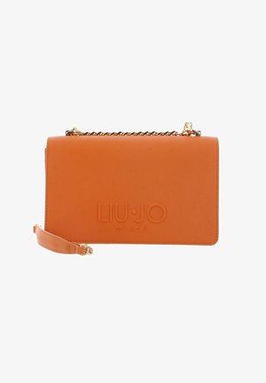 Sac à main en cuir orange Liu Jo Milano avec une bandoulière chaîne dorée et un logo de marque embossé sur le rabat avant.