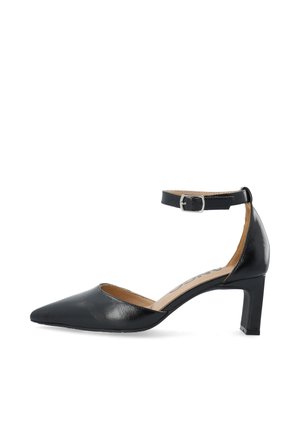 Zapato de tacón alto de cuero negro con punta puntiaguda, correa en el tobillo y hebilla plateada, tacón de altura media, lados abiertos, forro interior beige.