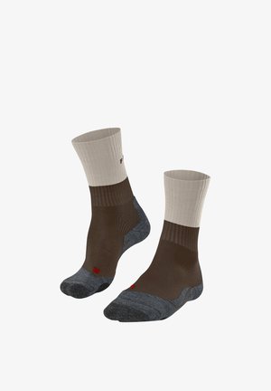Calzini corti marroni e beige con texture a coste, punta e tallone grigi rinforzati e un piccolo logo rosso sul lato. Polsino elastico per supporto.