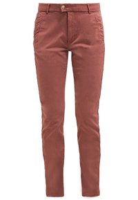 Pantalon slim couleur rouille avec bouton et fermeture éclair devant, passants pour ceinture et poches latérales sur fond blanc.