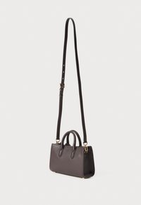 Lederhandtasche in Dunkelbraun mit goldfarbenen Hardware, doppelten oberen Griffen und einem abnehmbaren langen Schultergurt. Strukturierte, rechteckige Form.