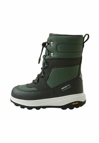Bota de invierno impermeable verde con parte superior texturizada, diseño con cordones y suela de goma negra con acento Vibram para mayor agarre.
