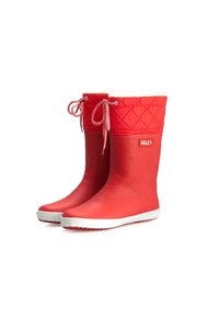 Bottes en caoutchouc imperméables rouges avec un haut en tissu matelassé, semelle blanche et lacets ajustables ; doublure douce visible à l'ouverture.