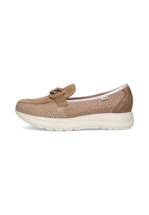 Zapato beige tipo slip-on con lados de malla texturizada, puntera y talón de ante, cadena decorativa en la parte superior y suela gruesa blanca.