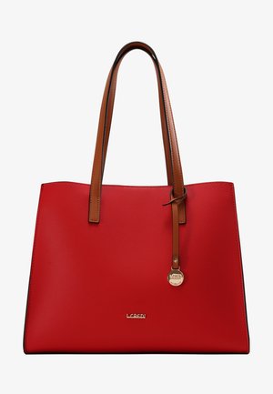 Sac à main synthétique rouge avec poignées en cuir marron, un accent logo doré et une forme rectangulaire structurée. Surface texturée avec des bords lisses.