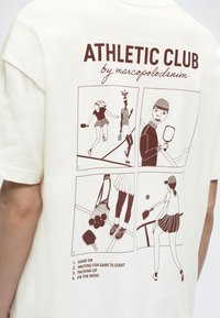 Κείμενο «ATHLETIC CLUB by marcopolodenim» πάνω από τέσσερις πίνακες που δείχνουν στυλιζαρισμένες φιγούρες να παίζουν πινγκ πονγκ με ρακέτες και μπάλες.