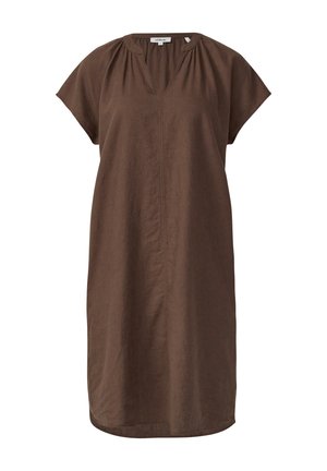 Robe en lin brun avec un décolleté en V, des manches courtes et une coupe décontractée. Elle présente des coutures verticales et une longueur au genou.